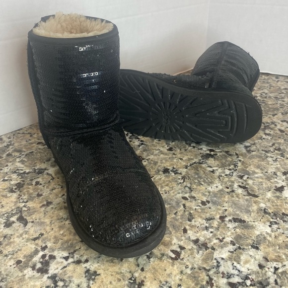UGG CLASSIC SHORT SPARKLE SEQUINS WINTER BOOT BLACK 6 - Picture 7 of 10